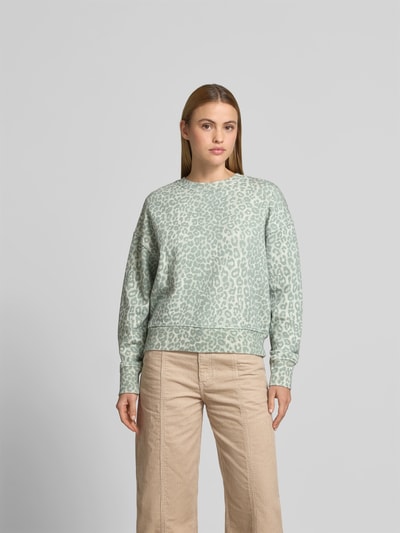 Frauenmodel trägt Sweatshirt mit Rundhalsausschnitt von Lala Berlin in Mintgrün mit Allover-Animal-Print, reine Baumwolle, Regular Fit, Ganzkörperansicht von vorne.