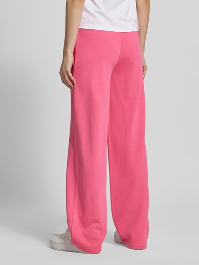 Frauenmodel trägt Straight Fit Sweatpants mit Tunnelzug von REVIEW in kräftigem Pink aus Baumwoll-Mix, Ganzkörperansicht Rückansicht. Damen Sweatpants mit elastischem Bund, Innenbeinlänge bei Größe S: 85 cm.