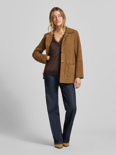 Vrouwenmodel draagt Regular Fit Top met kantafwerking model 'Bicco' van FREE/QUENT, mouwloos, V-hals, elastische mix, voorkant, fullbody.