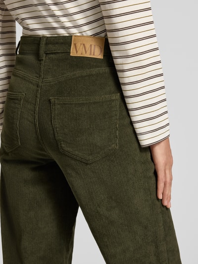 Frauenmodel trägt Wide Leg Hose aus Baumwoll-Mix Modell 'TESSA' von VERO MODA in Olivgrün, feine Cordstruktur, Nahaufnahme Rückansicht.