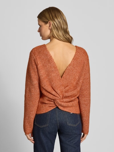 Modelka kobieca ma na sobie Strickpullover mit U-Boot-Ausschnitt Modell 'CALLY' od Topshop, materiał z dodatkiem wełny, krój regular fit, kolor ceglasty, widoczne tekstury dzianiny, długość tyłu w rozmiarze S: 53 cm, długość rękawa w rozmiarze S: 60 cm, widok całej sylwetki z tyłu.