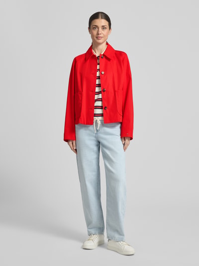 Modelka nosi Relaxed Fit Trenchcoat aus reiner Baumwolle od Tommy Hilfiger, czerwony, krój relaxed fit, bawełna, przód, ujęcie całopostaciowe
