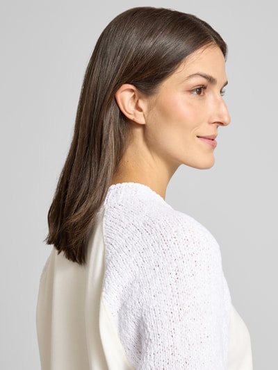 Frauenmodel trägt Relaxed Fit Pullover mit Strick-Besatz von Marc Cain, Baumwoll-Mix, Rundhalsausschnitt, Nahaufnahme Oberkörper