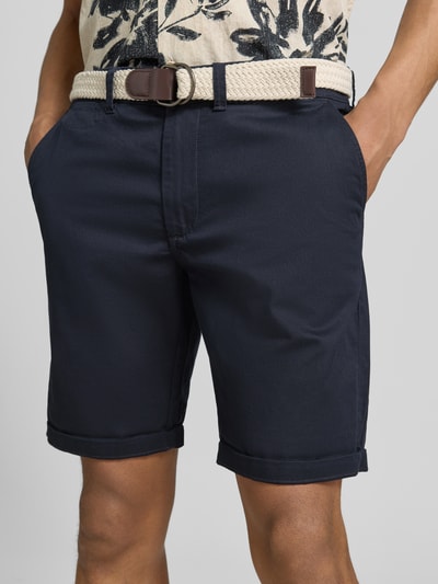 Männermodel trägt Bermudas mit Gürtel und Eingrifftaschen von MCNEAL in Dunkelblau, Baumwoll-Mix, Straight Fit, Nahaufnahme Oberkörper.
