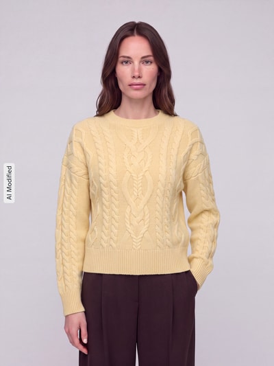 Vrouwenmodel draagt Regular Fit Pullover uit pure scheerwol model 'ALBEN' van Weekend Max Mara, lichtgeel met kabelpatroon, Dames pullover, Ganzichaamsvoorzijde, KI-modified beeld