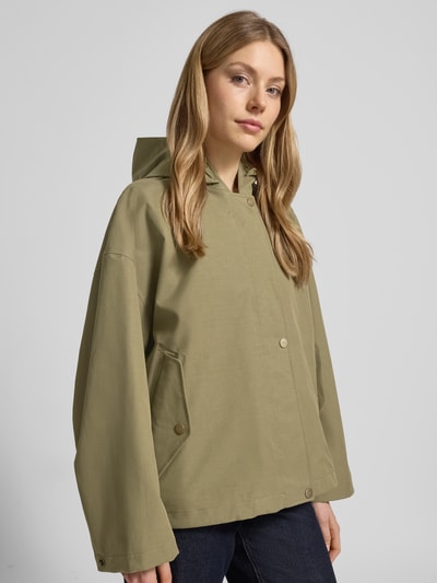 Frauenmodel trägt Jacke mit Kapuze und versiegelten Nähten Modell 'ELLE' von G-LAB aus Lyocell-Mix mit Leinen-Anteil, Gerade-Schnitt; Ganzkörperansicht von vorne.