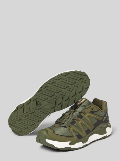 Produktfoto, Sneaker mit Logo-Detail Modell 'Roam' von Salomon in Olivgrün mit profilierter Sohle, abgerundete Passform, Größenangaben, strukturierte Textur