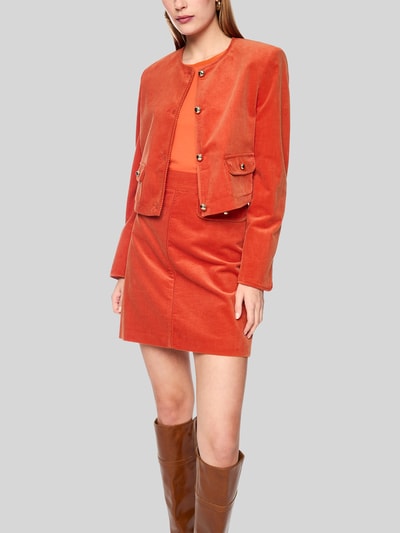 Frauenmodel trägt Regular Fit Blazer aus Cord mit Rundhalsausschnitt von Marc Cain in Orange, Struktur mit Knopfleiste, Pattentaschen, Nahaufnahme Oberkörper, reine Baumwolle, Damen Blazer von Marc Cain, KI-modifiziertes Bild.