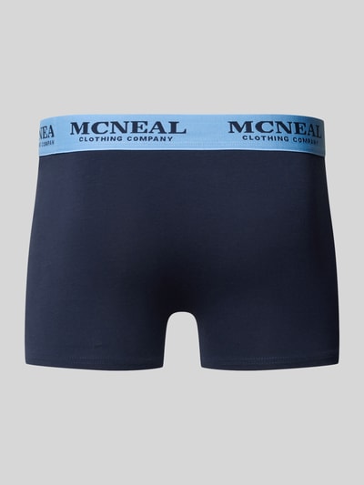 Produktfoto, Trunks mit elastischem Bund im 3er-Pack von MCNEAL, granatowy kolor, elastyczny niebieski pas, bawełna z elastanem, dopasowany krój, szczegóły z logo, tekstura gładka