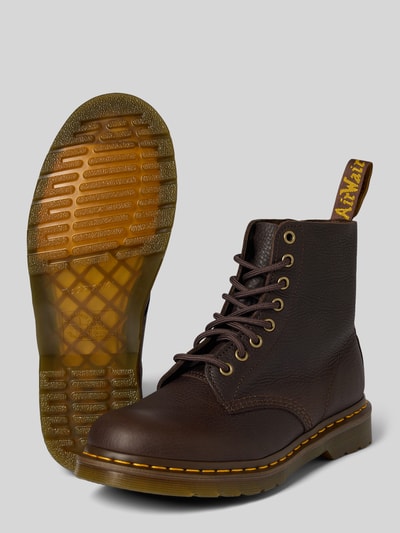 Produktfoto, Schnürboots aus echt leer Model 'Pascal' von Dr. Martens in donkerbruin met structuurpatroon, profielzool, labeldetail, vetersluiting, afgerond model, hakhoogte maat 40: 4 cm, schachthoogte maat 40: 14 cm, schachtbreedte maat 40: 11 cm