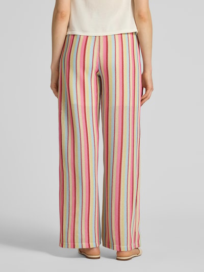 Frauenmodel trägt Hose im Allover-Look Modell 'LIBELLA' von ICHI mit bunten Streifen, Material-Mix, weite Form, Ganzkörperansicht Rückansicht.