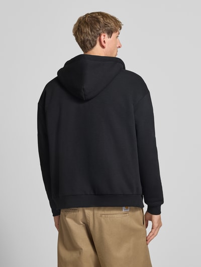 Männermodel trägt Regular Fit Sweatjacke aus Baumwoll-Mix mit Teddyfutter von REVIEW in Schwarz, Rückenansicht, Ganzkörperansicht Rückansicht.