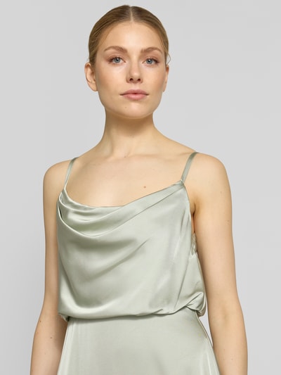 Vrouwenmodel draagt Abendkleid aus Satin met spaghettibandjes van Hey Kyla, satijn, getailleerde pasvorm, naadrits, close-up bovenlichaam.