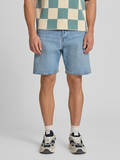 Männermodel trägt Relaxed Fit Jeansshorts Modell 'TONY' von Jack & Jones aus Baumwoll-Elasthan-Mix, Eingrifftaschen, Hellblau, Ganzkörperansicht von vorne
