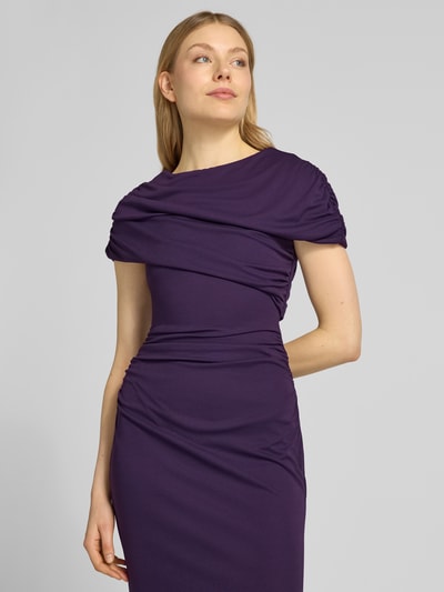 Modelka kobieca nosi Midikleid mit Drapierungen Modell 'Kori Draped' od Forever New, kolor fioletowy, dopasowany krój, tekstura gładka, szerokość w rozmiarze 36: 42 cm, długość tyłu w rozmiarze 36: 137 cm, długość rękawa w rozmiarze 36: 23 cm; zbliżenie na górną część ciała, widok z przodu