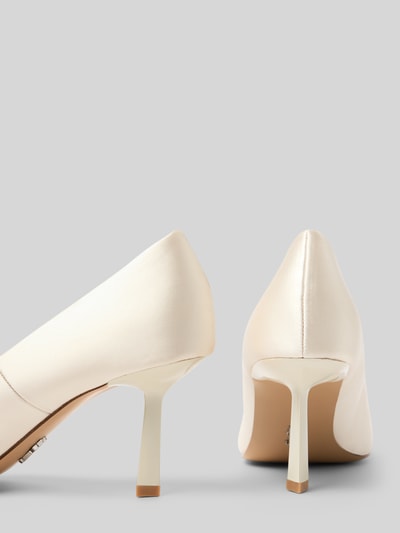 Produktfoto, czółenka w szpic Model 'Vivion' od Steve Madden z satyny, obcas szpilka 9 cm, kremowy kolor, wysoki połysk, wysokość cholewki 7 cm, szerokość cholewki 4 cm