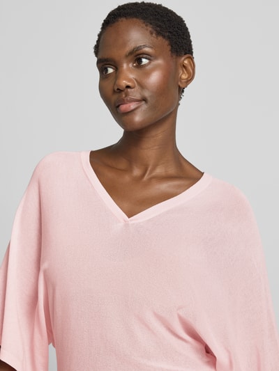 Vrouwenmodel draagt Regular fit pullover uit viscosemix model 'Pench' van OPUS in lichtroze, lichte textuur, Nahaufnahme bovenlichaam. Dames pullover