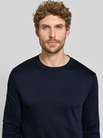 Männermodel trägt Regular Fit Longsleeve aus reiner Baumwolle Modell 'Pima' von RAGMAN in Dunkelblau, Nahaufnahme Oberkörper. Herren Longsleeve, Rundhalsausschnitt, Rückenlänge bei Größe M 69 cm.