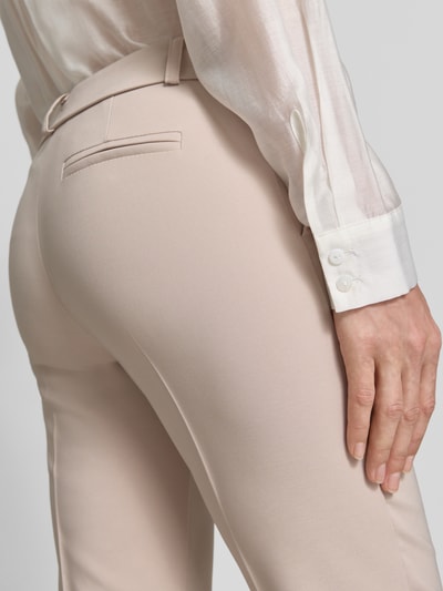 Frauenmodel trägt Stoffhose mit Bügelfalte Modell 'REWI' von Rinascimento in Beige, Slim Fit, Material-Mix, Detailaufnahme Rückansicht.