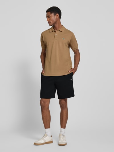 Męski model nosi Regular Fit Sweatshorts aus Baumwoll-Mix von Lacoste, czarne; jednolita tekstura, Herren Sweatshorts von Lacoste, Ganzkörperansicht von vorne