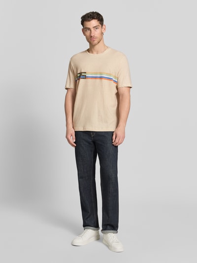 Männermodel trägt Regular Fit T-Shirt mit Leinen-Anteil von PAUL SMITH, Baumwoll-Mix, Rundhalsausschnitt, Logo-Print, Ganzkörperansicht von vorne.