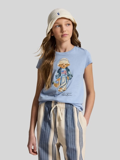 Meisje draagt Regular Fit T-Shirt uit zuivere katoen met POLO-BEAR-motief van Polo Ralph Lauren Teens, effen, fijnrib, ronde hals, korte mouw, Nahaufnahme bovenlichaam.