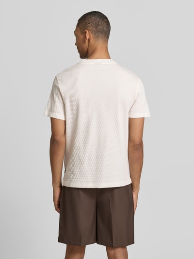 Męski model ma na sobie T-Shirt z strukturą model 'Raulos' od JOOP! Collection, czysta bawełna, krój modern fit, widoczny okrągły dekolt, detal z logo, długość pleców w rozm. M: 68 cm, kolor jasny, widoczne faktury materiału, widok całej sylwetki z tyłu