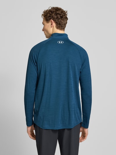 Männermodel trägt Sweatshirt mit kurzem Reißverschluss und Logo-Print von Under Armour in Dunkelblau, Gerader-Schnitt, Stehkragen, Rückenlänge 74 cm, Ärmellänge 64 cm, Ganzkörperansicht Rückansicht.