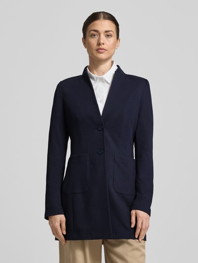Vrouwenmodel draagt Blazer mit Reverskragen und Eingrifftaschen van WHITE LABEL, donkerblauw, getailleerde fit, katoenmix stretch, revers, knoopsluiting, opgestikte steekzakken, lengte 80 cm, borstwijdte 44 cm, mouwlengte 65 cm, frontale opname van het hele lichaam.