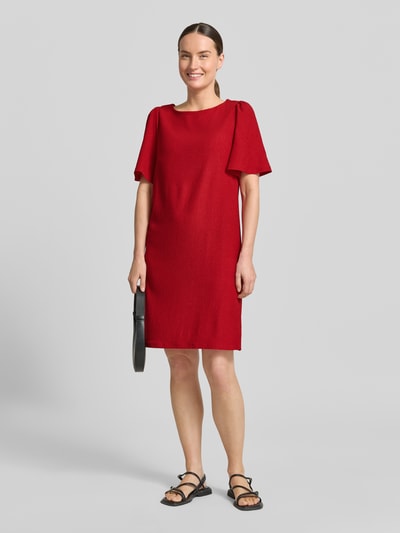 Frauenmodel trägt Knielanges Kleid mit Rundhalsausschnitt von Zero in Rot, Material-Mix mit Stretch-Anteil, Gerader-Schnitt, Ganzkörperansicht von vorne.