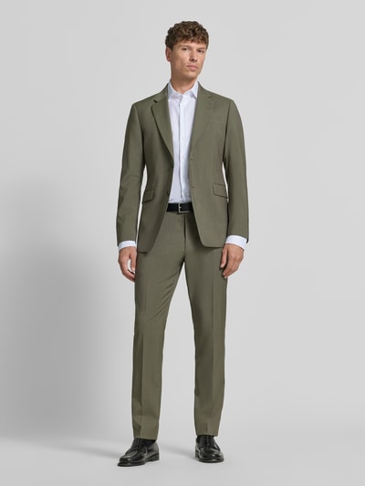 Männermodel trägt Slim Fit Business-Hemd mit Kentkragen von Christian Berg Men, weiße katoen, lange mouwen, voorkant volledig lichaam opnemen.
