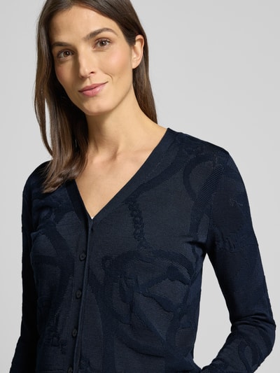 Vrouwenmodel draagt gebreid jack met V-hals en knoopsluiting, model 'DENZEL' van Lauren Ralph Lauren, mix van viscose en katoen, regular fit, ribboorden, donkerblauw, nahaufnahme bovenlichaam.