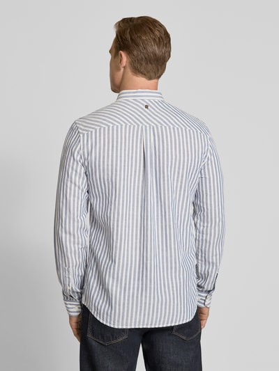 Männermodel trägt Regular Fit Freizeithemd mit Leinen-Anteil von PME Legend, hellblau-weiß gestreift, Baumwoll-Leinen-Mix, langärmelig, Rückenansicht.