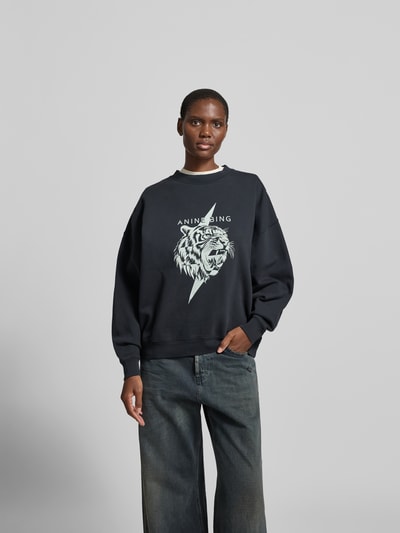 Frauenmodel trägt Regular Fit Sweatshirt mit Logo-Print von Anine Bing aus reiner Baumwolle, schwarze Farbe, Rundhalsausschnitt, elastische Abschlüsse, Vorderansicht Nahaufnahme Oberkörper, Rückenlänge bei Größe S: 63 cm.
