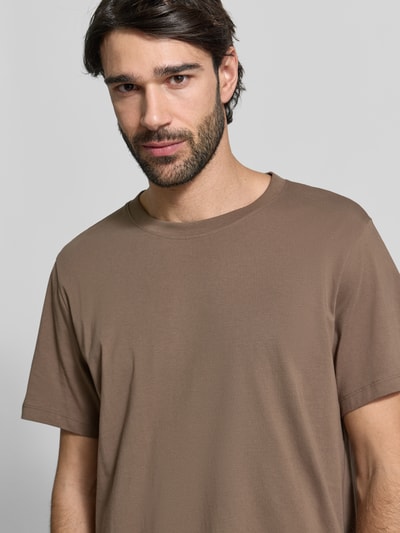Męski model nosi Regular Fit T-shirt aus reiner Baumwolle Modell 'ASPAN' von Selected Homme, efekt: jednolity kolor, okrągły dekolt, krótki rękaw, dżersej, 100% bawełna, zbliżenie na górną część ciała