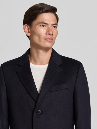 Männermodel trägt dunkelblauen Slim Fit Mantel aus Woll-Kaschmir-Mix Modell 'H-Hyde-264' von BOSS, Nahaufnahme Oberkörper.