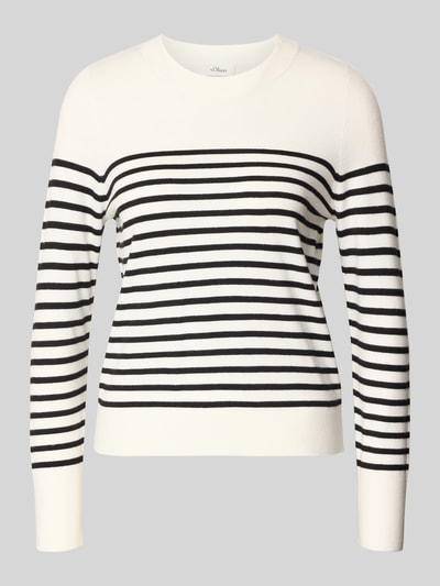 Frauenmodel trägt Regular Fit Strickpullover aus Viskose-Mix von s.Oliver RED LABEL, Optik:Allover-Muster, Crew Neck, Langarm, Gerippt, Materialverarbeitung: Strick, Farbkombination aus Weiß und Schwarz, Ganzkörperansicht von vorne.