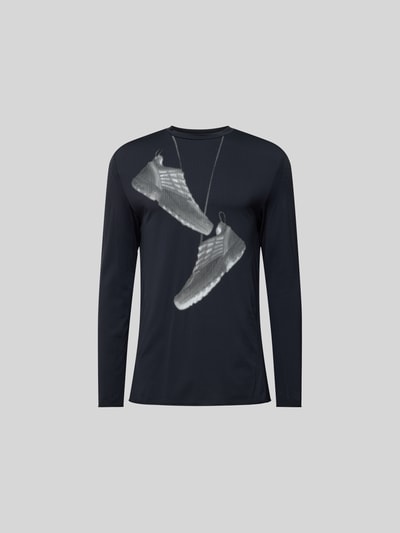 Produktfoto, Regular Fit Longsleeve mit Motiv-Print von MM6 Maison Margiela in Schwarz mit Strukturmuster, Rundhalsausschnitt, Motiv-Print auf der Vorderseite.
