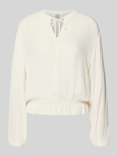 Produktfoto, Bluse aus Viskose mit Schlüsselloch-Ausschnitt von Emily Van den Bergh, biała, luźny fason, elastyczne wykończenia, długość tyłu 53 cm, długość rękawa 64 cm
