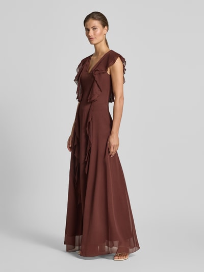 Frauenmodel trägt Abendkleid mit Schmetterlingsärmeln und Volants von Rinascimento aus braunem Chiffon, Taillierter Schnitt, Maxikleid, V-Ausschnitt, Rückenreißverschluss, Rückenlänge 148 cm, Brustweite 40 cm, Ärmellänge 9 cm, Ganzkörperansicht von vorne.