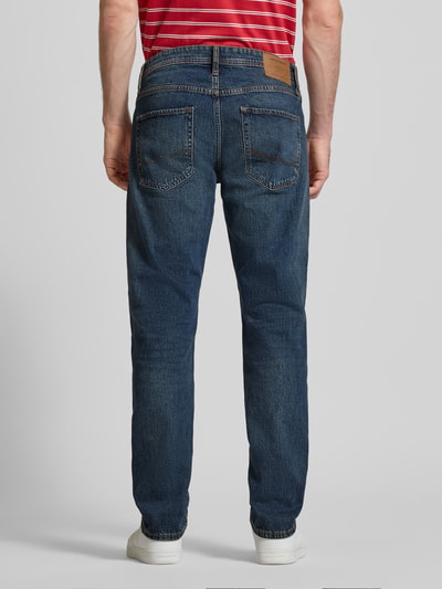Männermodel trägt blaue Straight Fit Jeans im 5-Pocket-Design Modell 'MIKE' von JACK & JONES aus Baumwoll-Mix mit Stretch-Anteil, Ganzkörperansicht Rückansicht.