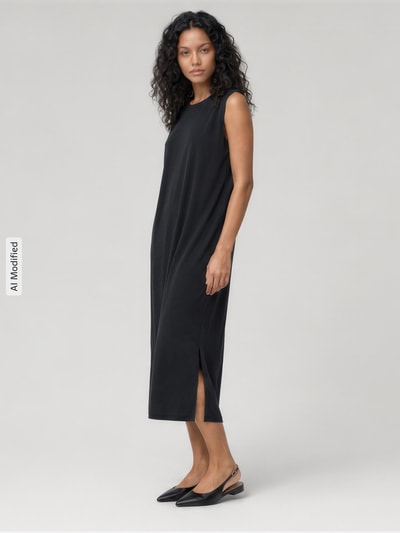Frauenmodel trägt Midikleid aus Modal-Mix mit Rundhalsausschnitt von Jake*s Collection, gerader Schnitt, Seitenschlitz, schlichte schwarze Farbe, Ganzkörperansicht von vorne.