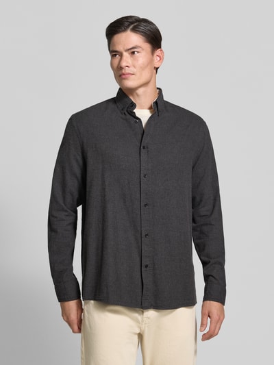 Männermodel trägt Relaxed Fit Freizeithemd aus reiner Baumwolle Modell 'ARAAMO' von ARMEDANGELS, dunkelgrau, glatte Textur, Ganzkörperansicht von vorne, Herren Freizeithemd von ARMEDANGELS.