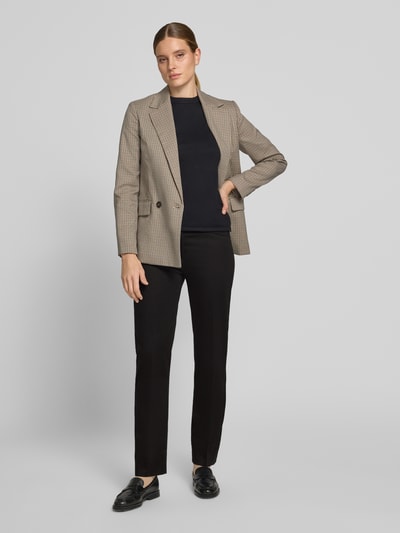 Frauenmodel trägt Super Slim Fit Schmale Hose aus Lyocell-Baumwoll-Mix Modell 'LORELLA' von Raphaela By Brax, Damen Schmale Hose, schwarze Farbe, schmale Form, glatte Textur, Ganzkörperansicht von vorne.