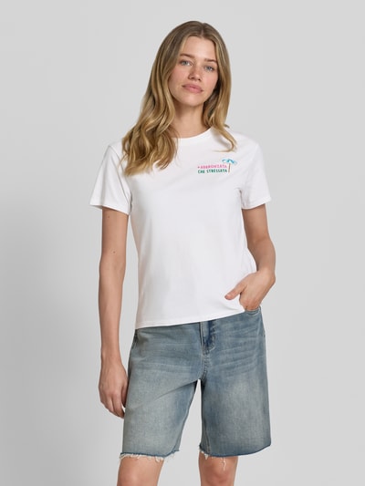 Frauenmodel trägt Damen T-Shirt mit Motiv- und Statement-Stitching Modell 'EMILIE' von MC2 Saint Barth aus Reine Baumwolle, Regular-Fit, Rundhalsausschnitt, Vorderansicht, Nahaufnahme Oberkörper.