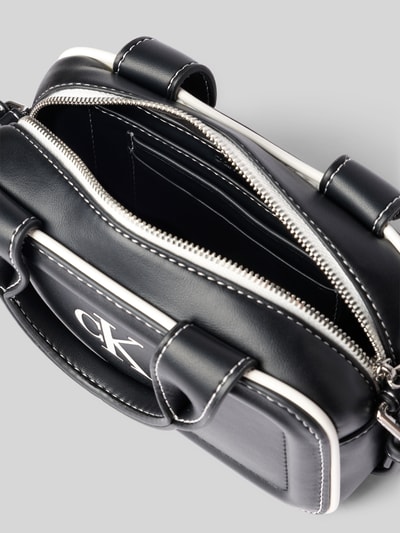 Produktfoto, schwarze Henkeltasche mit Logo-Print, weißen Nähten und silbernem Reißverschluss, Modell 'BAULETTO' von CK Calvin Klein, Damen