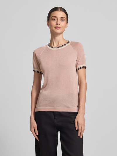 Frauenmodel trägt Regular Fit T-Shirt aus Viskose-Mix in Strick-Optik von Jake*s Collection, Rundhalsausschnitt, elastische Abschlüsse, rosa, Ganzkörperansicht von vorne.