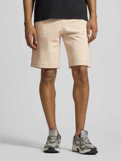 Mannenmodel draagt Shorts met elastische tailleband van EA7 Emporio Armani, katoenmix, regular fit, lichte kleur, vooraanzicht full-body.
