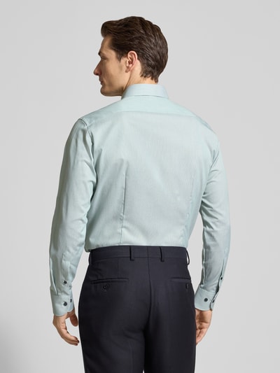 Männermodel trägt Regular Fit Business-Hemd mit Kentkragen von OLYMP aus reiner Baumwolle in hellem Blau, Rückenlänge 70 cm, Ganzkörperansicht Rückansicht.