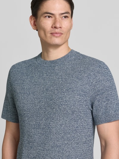 Męski model nosi Strickshirt mit Rundhalsausschnitt Modell 'RILEY' von Jack & Jones Premium z bawełny, krój slim fit, fakturowany wzór, okrągły dekolt; długość tyłu w rozmiarze M: 71 cm, zbliżenie na górną część ciała